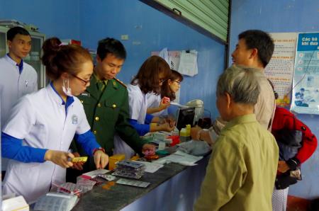 Tặng quà “Xuân biên giới” và khám chữa bệnh cho nhân dân