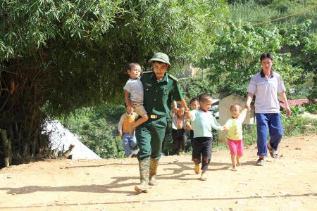 Bên em mỗi bước đến trường