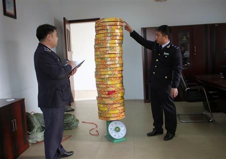 Lời giải nào cho "bài toán" pháo lậu?