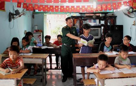 Sẻ chia khó khăn với học sinh nghèo