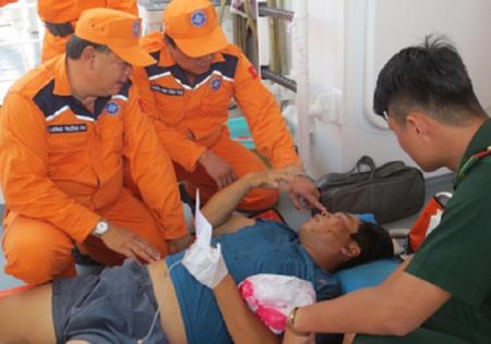 Kịp thời đưa ngư dân gặp nạn trên biển vào bờ chữa trị