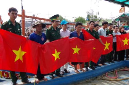 Tặng cờ Tổ quốc - Đồng hành cùng ngư dân vươn khơi, bám biển