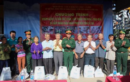 Khám bệnh, cấp thuốc miễn phí, tặng quà cho đồng bào vùng lũ Hà Tĩnh