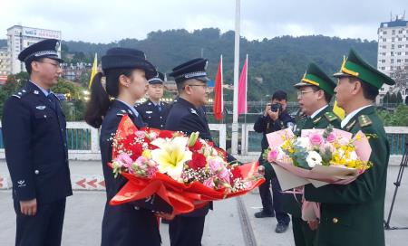 Các đơn vị BĐBP Lào Cai và lực lượng quản lý, bảo vệ biên giới tỉnh Vân Nam gặp gỡ, chúc mừng năm mới