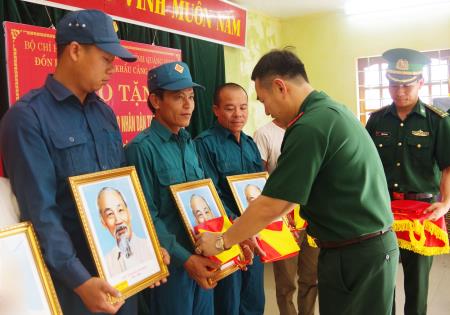 Tặng cờ Tổ quốc và ảnh Bác Hồ cho nhân dân khu vực biên giới Quảng Ninh