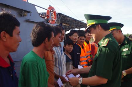 Tàu Hải đội 2 BĐBP Bình Định cứu 6 ngư dân gặp nạn trên biển