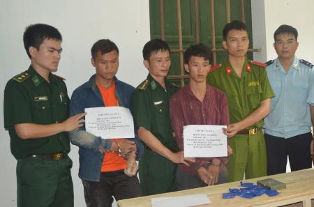 Bắt 2 đối tượng người Lào vận chuyển 2 nghìn viên ma túy tổng hợp và 1 bánh heroin