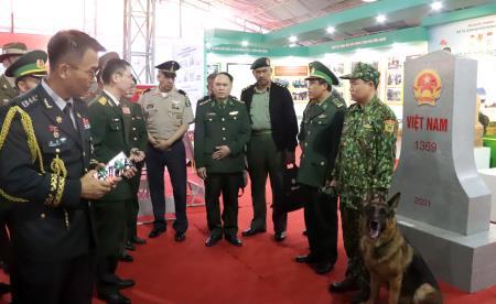 Đoàn tùy viên quân sự nước ngoài tại Việt Nam thăm Triển lãm - Hội chợ Việt Bắc 2019