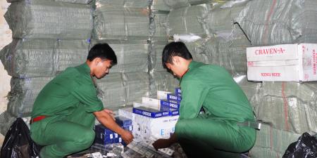 Đồn BPCK Mỹ Quý Tây thu 1.000 gói thuốc lá ngoại nhập lậu