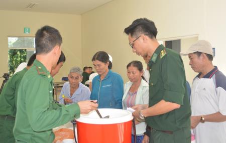 Đồn BPCK Cảng Kỳ Hà gây quỹ thực hiện chương trình “Nâng bước em tới trường”