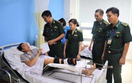 Báo Biên phòng thăm, tặng quà hai cán bộ BĐBP Thanh Hóa bị thương trong khi phá án ma túy