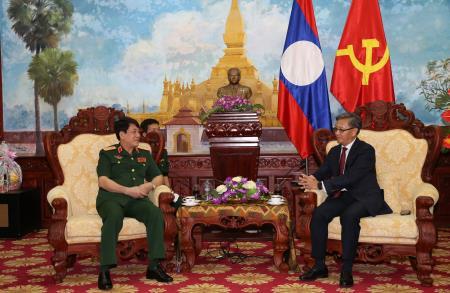 Thượng tướng Lương Cường chúc mừng Đại sứ quán Lào tại Việt Nam