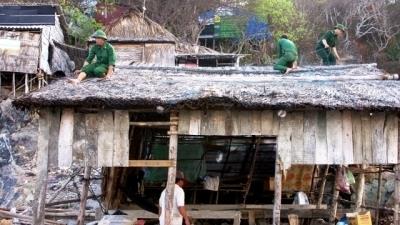 Giúp bà con trên đảo khắc phục thiệt hại sau mưa dông
