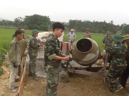 Đồn BP Ngọc Lâm giúp dân làm đường giao thông