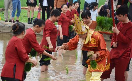 Độc đáo phong tục miền đất Tổ