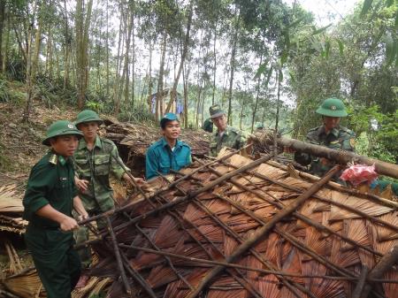 Đồn BP Làng Ho giúp dân khắc phục hậu quả lốc xoáy