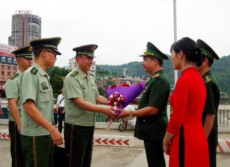 Giao lưu công tác chính trị giữa Đồn Biên phòng cửa khẩu quốc tế Lào Cai và Trạm Kiểm soát Biên phòng Hà Khẩu