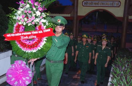 Dâng hương và "hát cho các chị nghe" tại Ngã ba Đồng Lộc