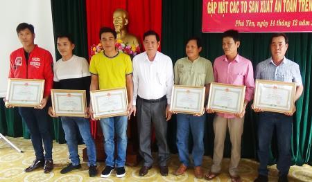 Tuyên dương các tổ sản xuất an toàn trên biển
