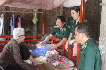 Tấm lòng của những người lính mang quân hàm xanh