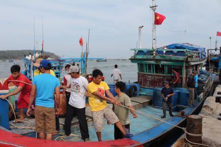 Tàu cá ra nước ngoài khai thác hải sản trái phép: Được một, mất mười
