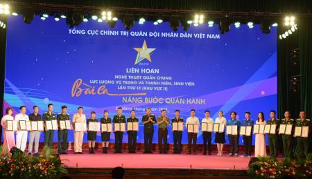 Trao khen thưởng Liên hoan Nghệ thuật quần chúng LLVT và Thanh niên, sinh viên lần thứ IX