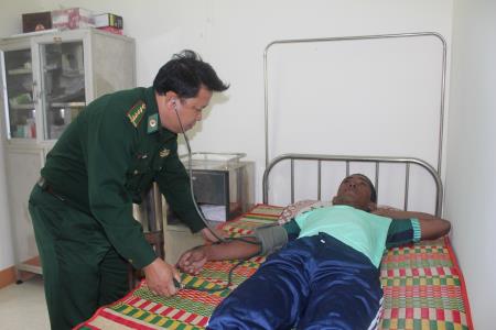 BĐBP Quảng Ngãi tiếp nhận ngư dân nước ngoài bị nạn trên biển