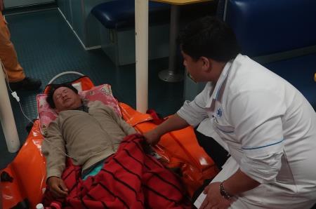 Cứu nạn ngư dân bị bệnh nặng khi lao động trên biển