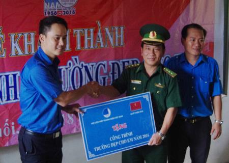 Bàn giao trường học trên đảo Hòn Chuối