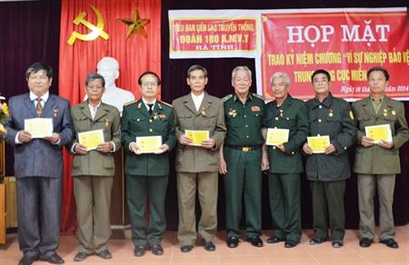 Trao Kỷ niệm chương "Vì sự nghiệp bảo vệ Trung ương Cục miền Nam" cho cựu ANVT Đoàn 180
