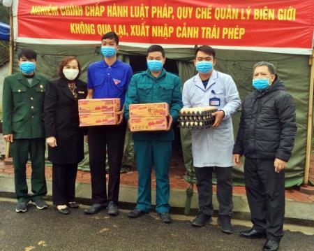Cựu binh Biên phòng tặng nhu yếu phẩm cho cán bộ, chiến sĩ chống dịch trên biên giới