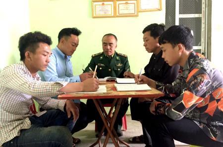 Khi đảng viên đồn Biên phòng về sinh hoạt tại chi bộ thôn, bản biên giới