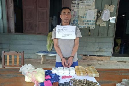 Bắt đối tượng vận chuyển 12.000 viên ma túy tổng hợp và vũ khí, thuốc nổ