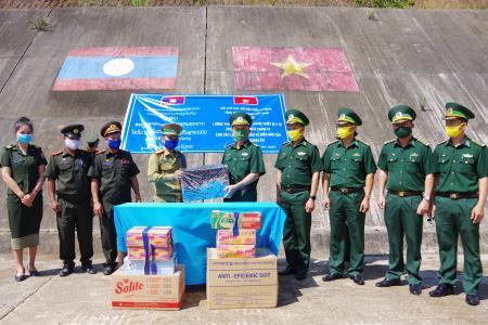 Hỗ trợ lương thực và trang thiết bị y tế cho lực lượng bảo vệ biên giới Lào