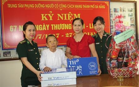 Tặng quà các gia đình chính sách