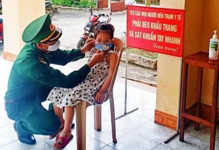 Khi ở bên ngoài vùng có dịch có nhất thiết phải đeo khẩu trang không?