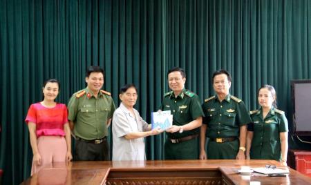 Nhà văn Trần Hữu Tòng trao tặng Cục Chính trị BĐBP 2 cuốn sách về liệt sĩ Trần Văn Thọ