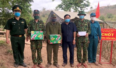 Kịp thời động viên cán bộ, chiến sĩ nơi tuyến đầu chống dịch