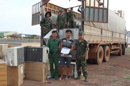 Bắt vụ vận chuyển hàng điện tử trái phép qua biên giới Bình Phước