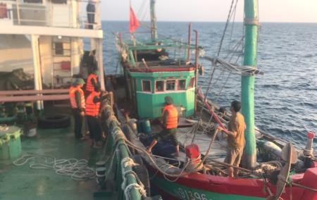 Cứu 5 ngư dân gặp nạn trên biển