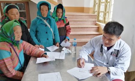 Khám bệnh, tặng quà nhân dân khu vực biên giới tỉnh Lào Cai