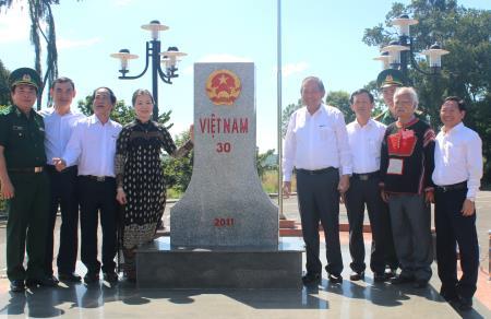Phó Thủ tướng Thường trực Chính phủ Trương Hòa Bình thăm, tặng quà quân và dân huyện biên giới Đức Cơ