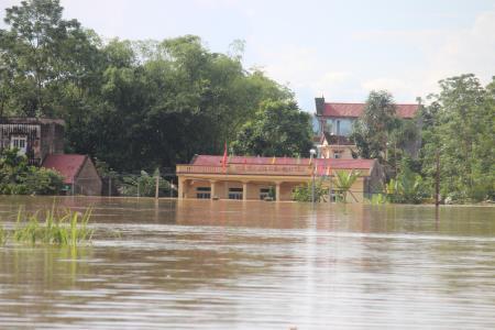 Mưa lũ tàn phá miền Bắc: Vẫn còn nhiều xã bị cô lập