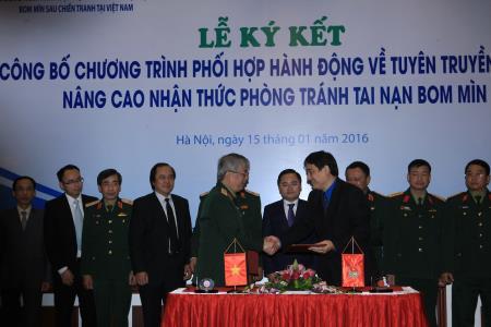 Phối hợp nâng cao nhận thức phòng tránh tai nạn bom mìn