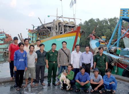 Tình người giữa biển khơi