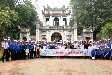 Đại biểu dự tuyên dương “Chiến sĩ quân hàm xanh nâng bước em tới trường” thăm Văn Miếu