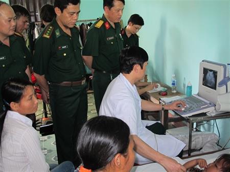 Khám bệnh, cấp thuốc miễn phí cho nhân dân biên giới