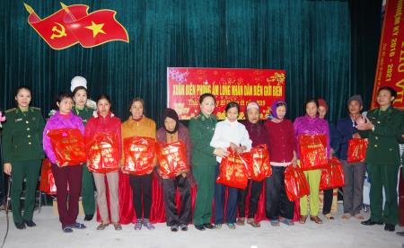 BĐBP Thái Bình tặng quà cho người nghèo nhân dịp Tết Nguyên đán Kỷ Hợi