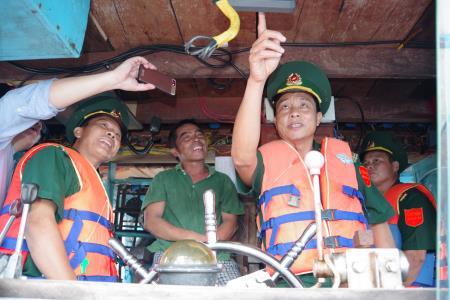 Tuyên truyền pháp luật về an toàn hàng hải cho ngư dân