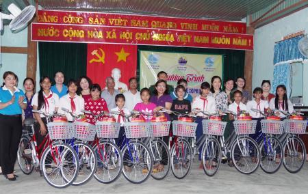 Hỗ trợ sinh kế cho phụ nữ và trao quà cho học sinh nghèo